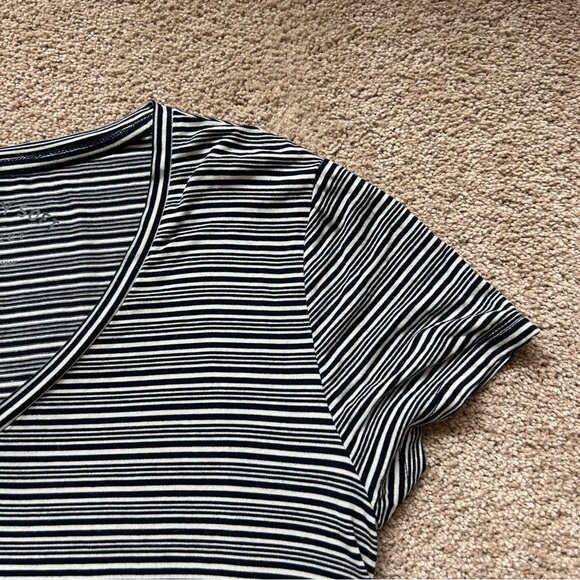 Seriously Soft Aero V-Neck Top - Picture 7 of 11